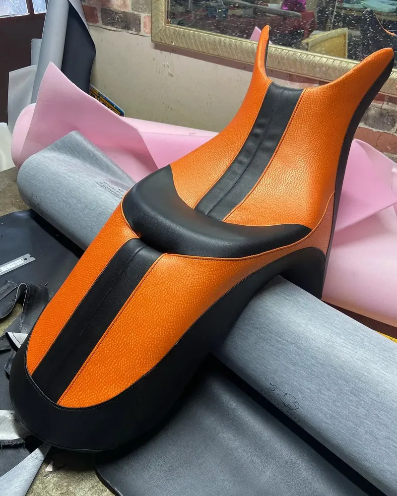 Two-tone motorcycle saddle
